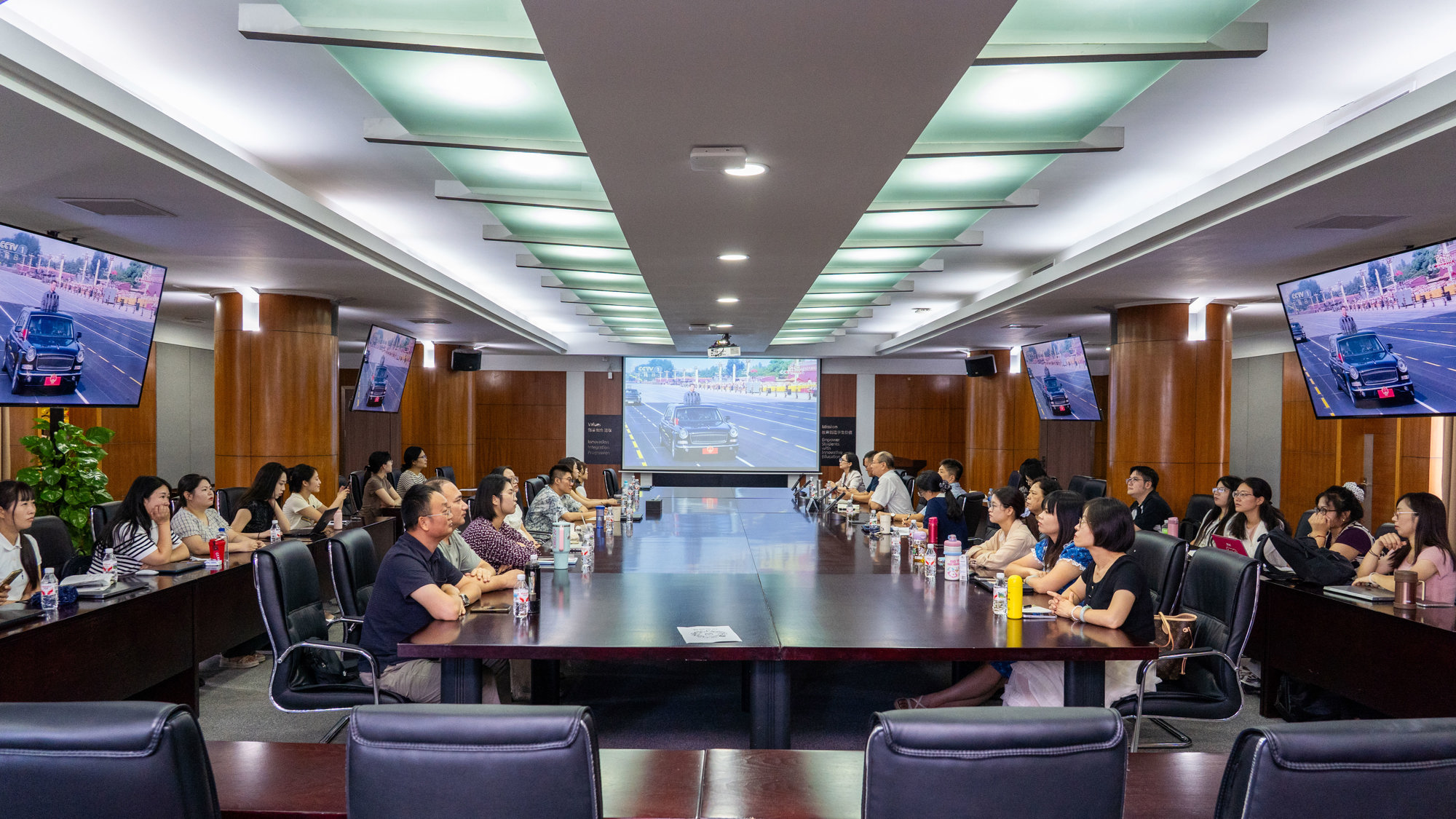 我校集中收看纪念中国人民抗日战争暨世界反法西斯战争胜利80周年大会