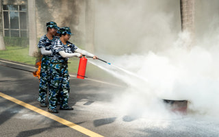 我校举行2025级新生消防安全培训与应急避险演练