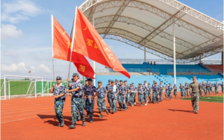 军训拉练进行时：迷彩青春，步履铿锵