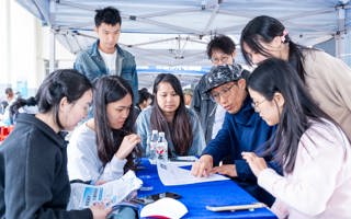 我校举办“数聚英才・计遇Offer”2026届毕业生专场招聘会